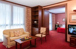 TV a/nebo společenská místnost v ubytování Leonardo Hotel Milan City Center