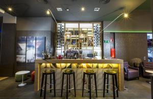 Lounge oder Bar in der Unterkunft Leonardo Hotel Barcelona Las Ramblas