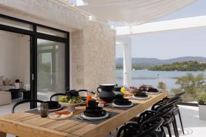 - une salle à manger avec une table et de la nourriture dans l'établissement Luxurious Villa Trinity, à Kontokali