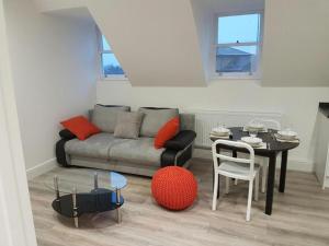 un soggiorno con divano e tavolo di Remarkable 2-Bed Apartment in Chelmsford a Chelmsford