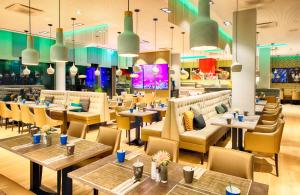 Ein Sitzbereich in der Unterkunft Leonardo Hotel Munich City South