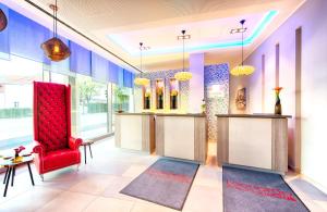 Ein Sitzbereich in der Unterkunft Leonardo Hotel Munich City South