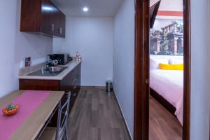 una cocina con fregadero y una cama en una habitación en Hotel Boutique Mardeka en Orizaba
