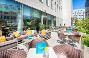 Ein Sitzbereich in der Unterkunft Leonardo Hotel Munich City South