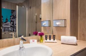 y baño con lavabo y espejo. en Leonardo Boutique Hotel Madrid, en Madrid