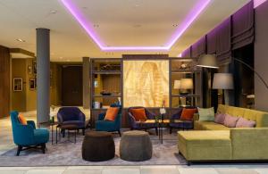 Un vestíbulo con sofás y sillas y una mesa. en Leonardo Hotel Bad Kreuznach, en Bad Kreuznach