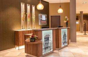 Un vestíbulo con un podio con la imagen de un edificio. en Leonardo Hotel Bad Kreuznach, en Bad Kreuznach 53 fotos más