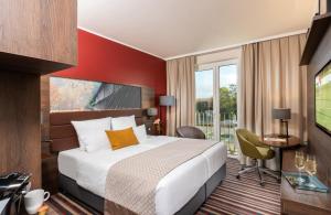 een hotelkamer met een bed en een televisie bij Leonardo Hotel Bad Kreuznach in Bad Kreuznach