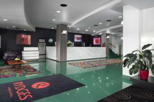 hol hotelu z znakiem na podłodze w obiekcie Rydges Darwin Central w mieście Darwin