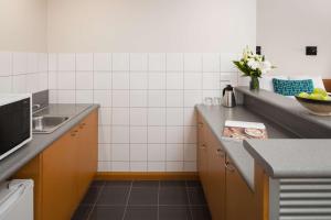 Kuchnia lub aneks kuchenny w obiekcie Rydges Darwin Central