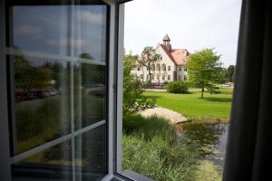 Blick auf ein Haus aus dem Fenster in der Unterkunft Schloss Krugsdorf in Krugsdorf