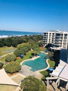 una vista aérea de un complejo con piscina y el océano en Seaside Stays Marcoola Beach Apartment 1 Bedroom en Marcoola