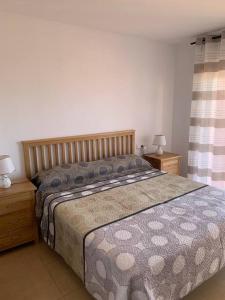 sypialnia z dużym łóżkiem i dwoma szafkami nocnymi w obiekcie Luxury 2 bedroom 2 bathroom South facing second floor apartment w mieście Los Martínez