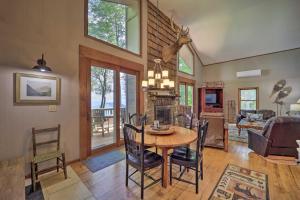 een eetkamer en een woonkamer met een tafel en stoelen bij Cabin Retreat with Hot Tub and Amazing Mountain Views! in Beech Mountain