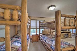 een slaapkamer met 2 stapelbedden in een hut bij Cabin Retreat with Hot Tub and Amazing Mountain Views! in Beech Mountain