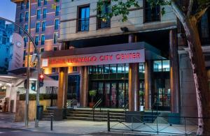 un edificio con un cartello per un centro per il cancro di Leonardo Hotel Madrid City Center a Madrid