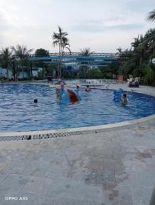een groep mensen die in een zwembad spelen bij Hoa Lan Hotel in Bak Kan