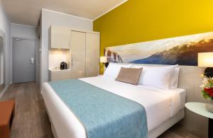 A bed or beds in a room at Leonardo Hotel Verona Még 36 kép