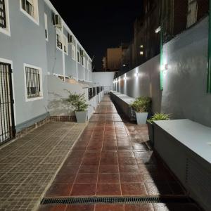 Un pasillo vacío de un edificio por la noche. en Sol 2, en Bahía Blanca