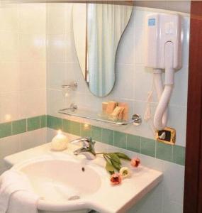 y baño con lavabo y espejo. en Hotel La Spia D'Italia, en Solferino