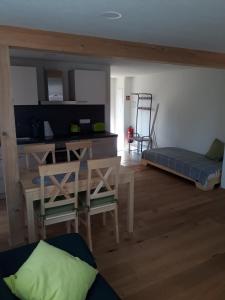 a living room with a table and a couch at Lamm - Wohnung 1 in Spiegelberg