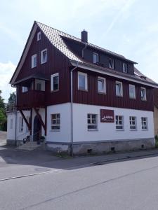 a large white building with a gambrel roof at Lamm - Wohnung 1 in Spiegelberg