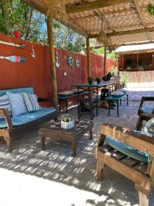 een patio met houten banken, tafels en een tafel bij Casa campestre Valle del Elqui in Diaguita
