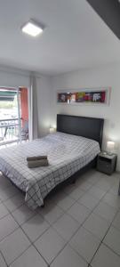 a bedroom with a large bed in a room at Flat frente mar no Shopping Piratas , com estacionamento gratuito in Angra dos Reis