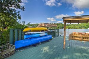 ein Boot, das auf einem Dock neben dem Wasser sitzt in der Unterkunft Lakewood Lodge Escape with Fire Pit in Hiwassee