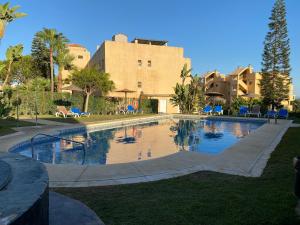 una piscina en medio de un complejo en Nice ground floor apartment- 2 bedrooms - 450 meters from the beach, en Cabopino