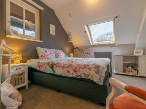 a small bedroom with a bed and a window at Lodge Slabroek in Uden