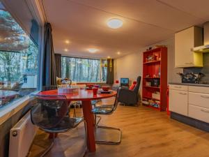 uma cozinha com mesa e cadeiras num quarto em Berghuisje em Uden