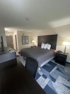 een hotelkamer met een groot bed en een bureau bij Fairway Inn in Iowa