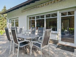 einen Tisch und Stühle auf einer Terrasse in der Unterkunft A detached holiday home in a highly scenic area in Trierscheid