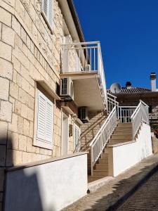 un edificio con escaleras a un lado en Apartments by the sea Povlja, Brac - 5644 en Povlja