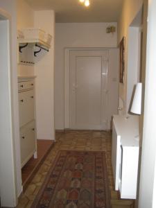 a room with a kitchen with a door and a rug at Ferienwohnung Fritz in Villach