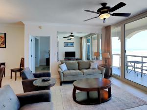 sala de estar con sofá y mesa en Portofino Island Resort 3-1209, en Pensacola Beach