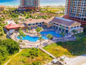 una vista aérea de un complejo con piscina en Portofino Island Resort 3-1209, en Pensacola Beach