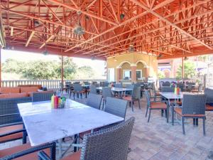comedor con mesas y sillas en Portofino Island Resort 3-1209, en Pensacola Beach
