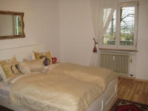 A bed or beds in a room at Ferienwohnung Fritz