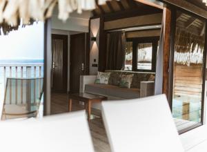 d'un salon avec un canapé et un balcon. dans l'établissement Maitai Bora Bora, à Bora Bora