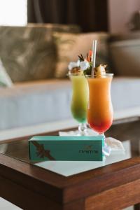 due cocktail su un vassoio su un tavolo di Maitai Bora Bora a Bora Bora