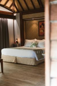 a bedroom with a large bed in a room at Maitai Bora Bora in Bora Bora