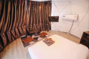 Un pat sau paturi într-o cameră la เต้นท์โดมเขาค้อ Lung Bun Camp