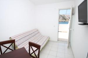 een hangmat in een kamer met uitzicht op de oceaan bij Apartments by the sea Metajna, Pag - 6336 in Metajna