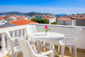 Un balcon sau o terasă la Apartments with a parking space Tribunj, Vodice - 6237