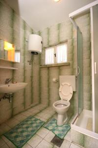 Ένα μπάνιο στο Apartments with a parking space Tribunj, Vodice - 6237 +40 φωτογραφίες