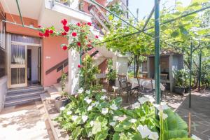 Vonkajšia záhrada v ubytovaní Apartments with a parking space Umag - 7063