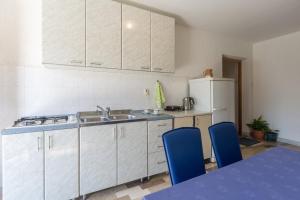 Kuchyňa alebo kuchynka v ubytovaní Apartments with a parking space Umag - 7063