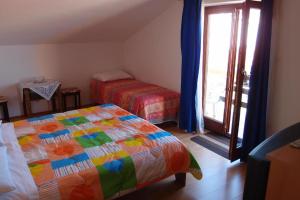1 dormitorio con 2 camas y ventana con ventana en Apartments and rooms with parking space Icici, Opatija - 7881, en Ičići
